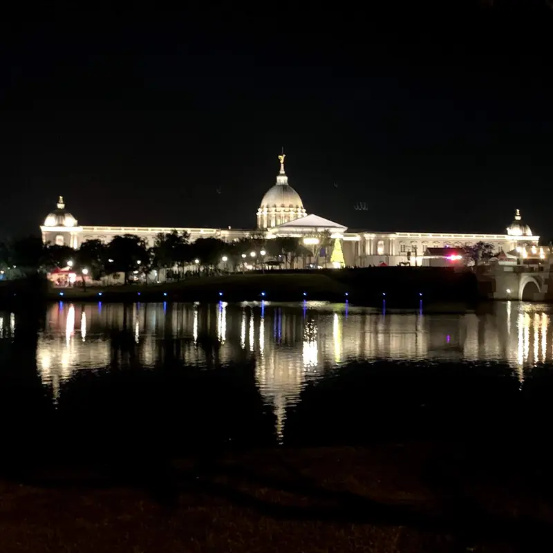 夜晚的奇美博物館倒映在湖面